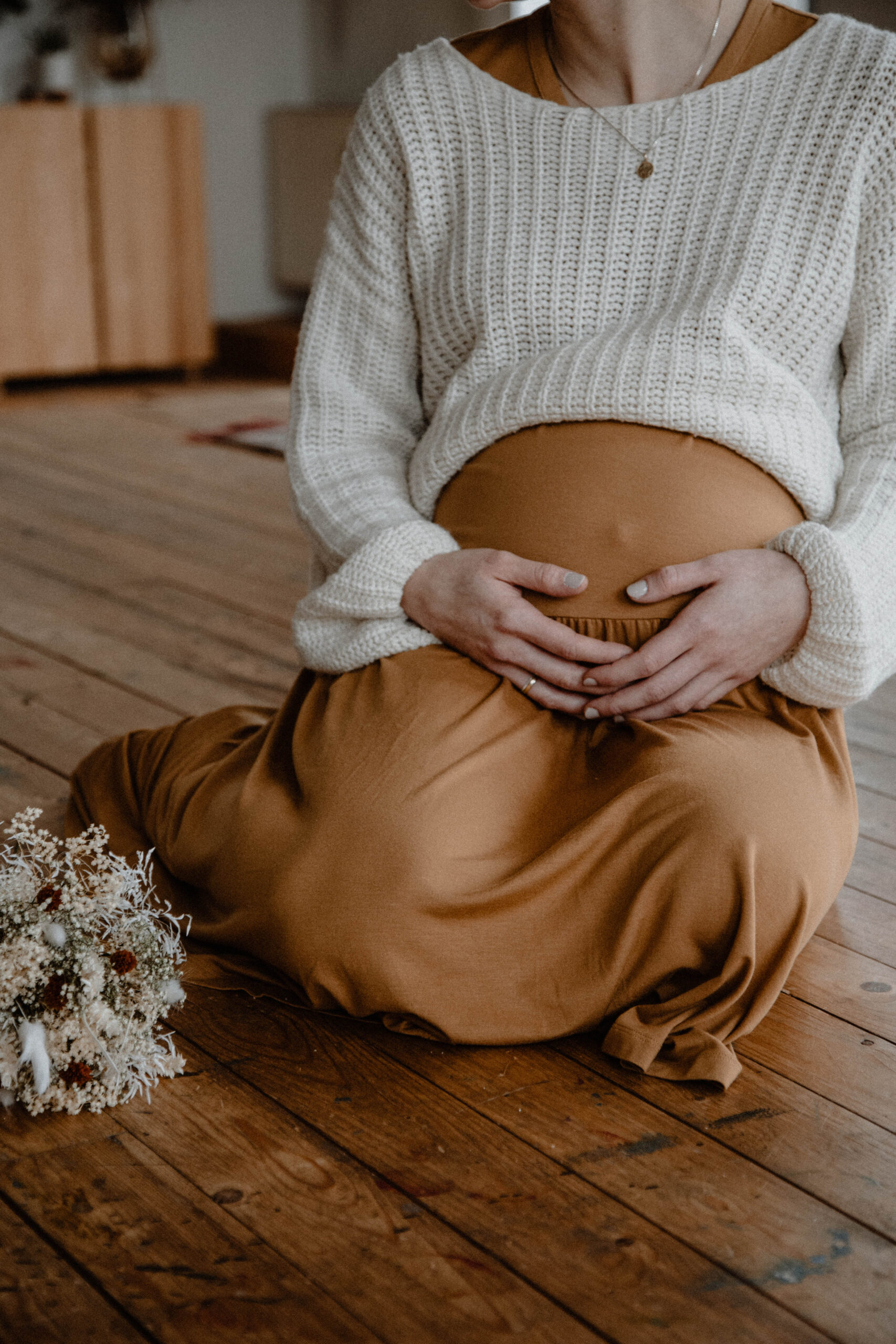 Schwangere Frau hält ihren Babybauch, Hypnobirthing-Kurs in Stolberg