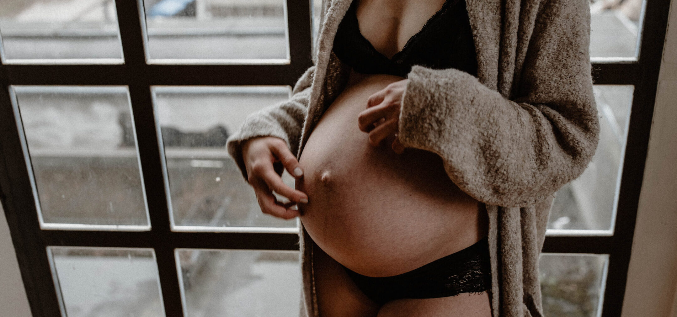 Schwangere Frau hält ihren Babybauch, Doula-Begleitung in Stolberg