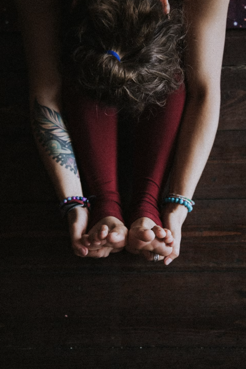 Schwangere Frau beim Pre- und Postnatal Yoga in Stolberg