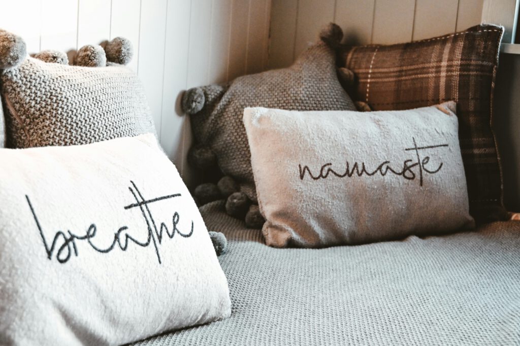 Pre- und Postnatal Yoga in Stolberg Schwangerschaftsyoga Yoga mit Baby nach der Geburt Studio Motherhood Doula Julia Zohren