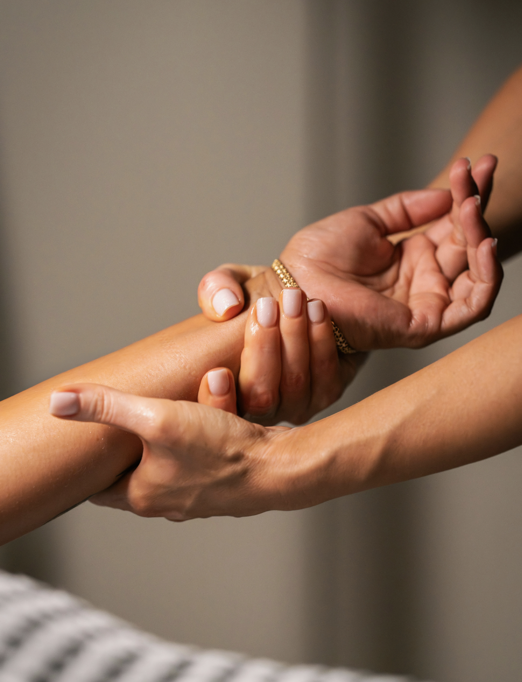 Entspannende Wochenbettmassage im Studio Motherhood in Stolberg